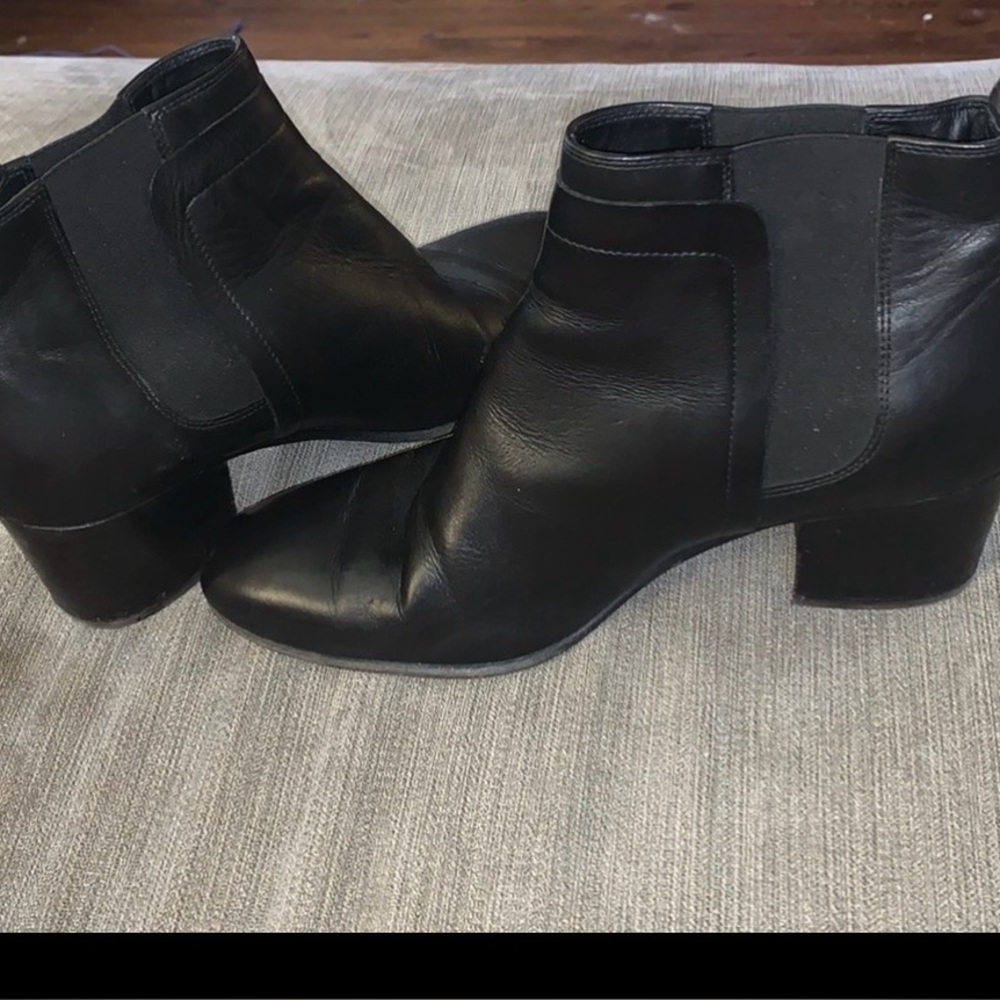 Vince Vero Cuoio Beautiful black leather,  leather bottom ankle  bootie size 9m